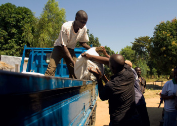 Farmers-Malawi-transporting-rice-photo-by-Swathi-Sridharan-via-Flickr-573f1f55.jpg